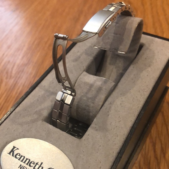 Kenneth Cole women’s watch. - Picture 4 of 5